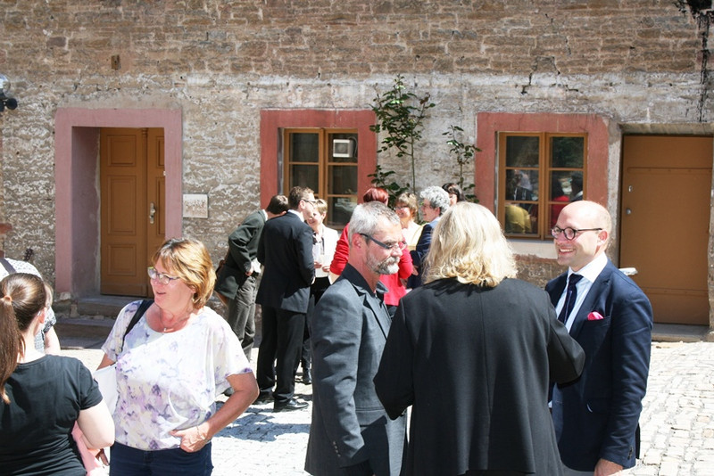 Gäste der Ausstellungseröffnung im Gespräch Gäste der Ausstellungseröffnung im Gespräch